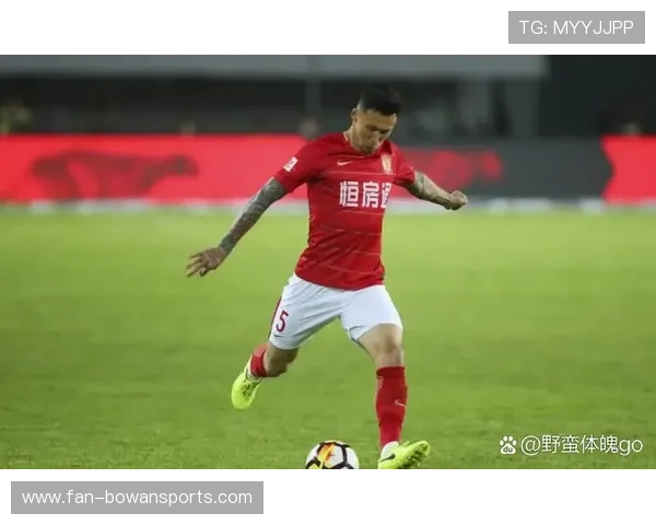 致足球传奇人物：您在绿茵场上的每一步都激励着无数年轻人奋勇前行